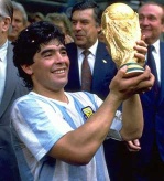 Diego Armando Maradona con la Copa FIFA obtenida en el mundial México 86
