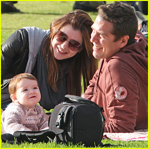 Hannigan disfrutando de un día en el parque junto a su esposo e hija
