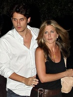 Aniston y John Mayer: No es extraño para Jennifer salir con hombres más jóvenes que ella.