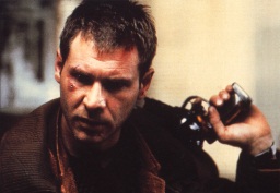 En 1982 Harrison Ford interpretó a Deckard, un policía que se encargaba de dar cacería a los "replicants" organismos cibernéticos iguales a los humanos. Habían rumores muy elaborados de que el actor volvería en el rol para una nueva entrega de la película
