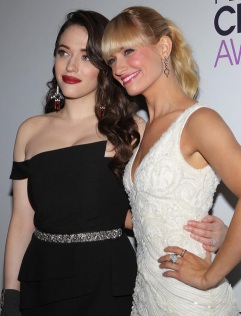 Las anfitrionas Kat Dennings y Beth Behrs. Las actrices hicieron un buen trabajo como anfitrionas