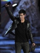 Taylor Lautner recibe su premio como actor revelación por "Twilight"