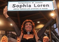 La actriz celebra el honor de tener su propia calle en Venecia
