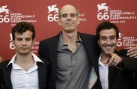 El director Samuel Maoz (centro) acompañado de 2 de los actores de "Lebanon"