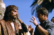 Mel Gibson dirige a Jim Caviezel durante el rodaje de "La Pasión de Cristo"