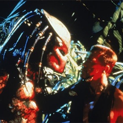 "Predator" (Depredador) de 1987 con Arnold Schwarzenegger. La cinta producida por Rodriguez no pretende ser un "remake" sino un "reinicio"