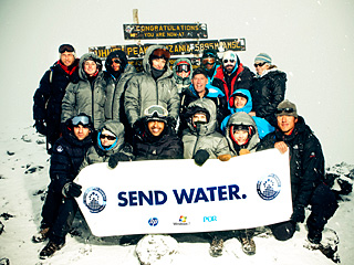 El grupo en la cumbre del Kilimanjaro pidiendo que "envíen agua"