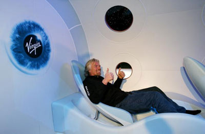Richard Branson demuestra lo cómodo que se puede viajar al espacio
